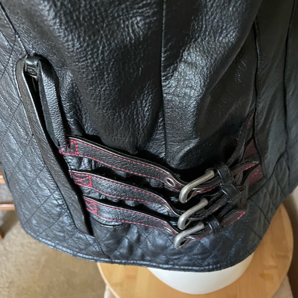 Harley-Davidson Ladies Leather Jacket W/ Red & Gray Design. Sweatshirt included - Picture 8 of 16